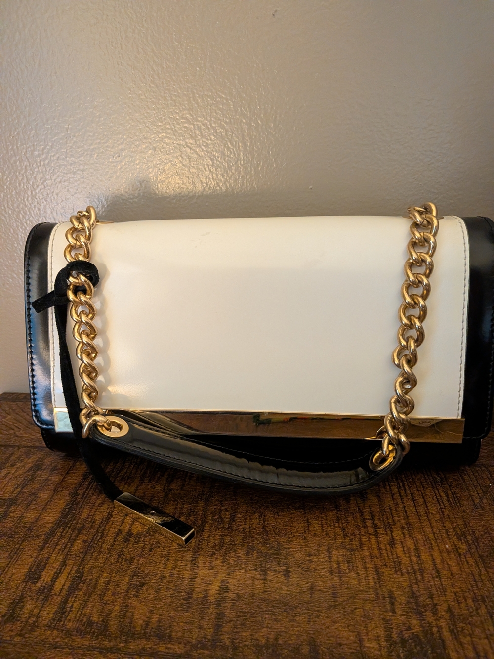 Innué Black And White Patent Leather Bag